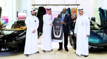الدولي الإسلامي يحتفل بتسليم سيارتي ماكلارين للفائزين