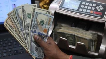 الدولار يهوي لأدنى مستوى في 10 سنوات أمام الفرنك السويسري