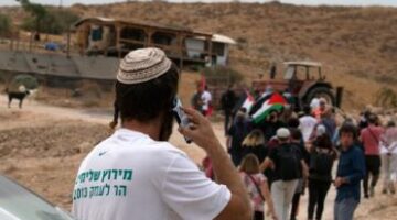مستوطنون يقتحمون الخليل والاحتلال يجبر عائلات على النزوح من جنين