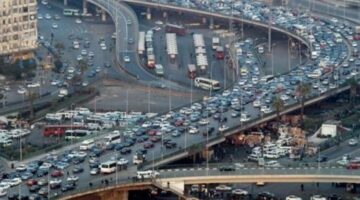 النشرة المرورية.. كثافات مرتفعة بكوبرى أكتوبر بسبب حادث تصادم