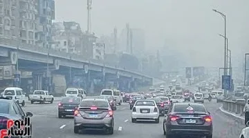 النشرة المرورية.. كثافات متوسطة للسيارات بمحاور القاهرة والجيزة