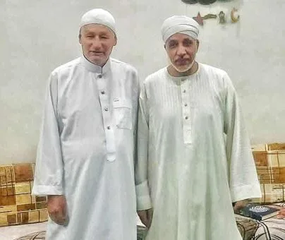 سائح ألماني يشهر إسلامه في أحد الساحات الدينية بالأقصر سائح ألماني يشهر إسلامه في أحد الساحات الدينية بالأقصر